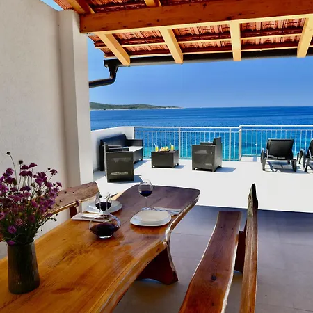 Petarcica アパート ザヴァラ