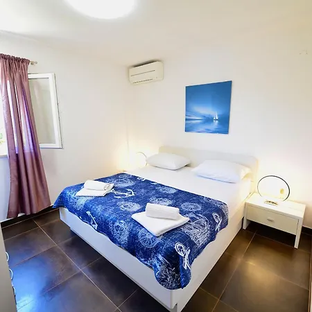 アパート Petarcica