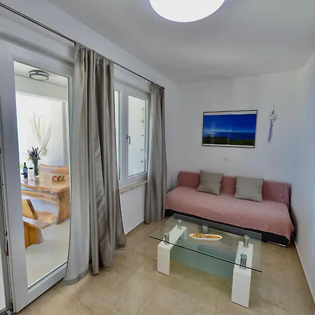 Petarcica アパート ザヴァラ